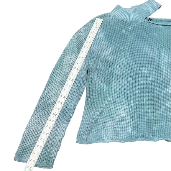 Brightly Twisted Print Sweater w/ Color Cut Out / Size: Medium/ Color: Turquoise - Picture 6 of 6